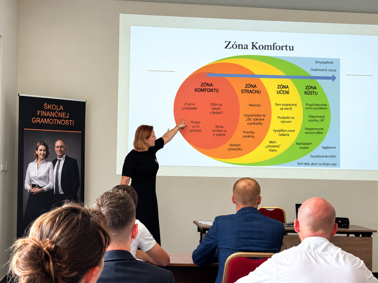 Seminár Deň zmeny — prednášajúca pri premietanej schéme a publikum v sále
